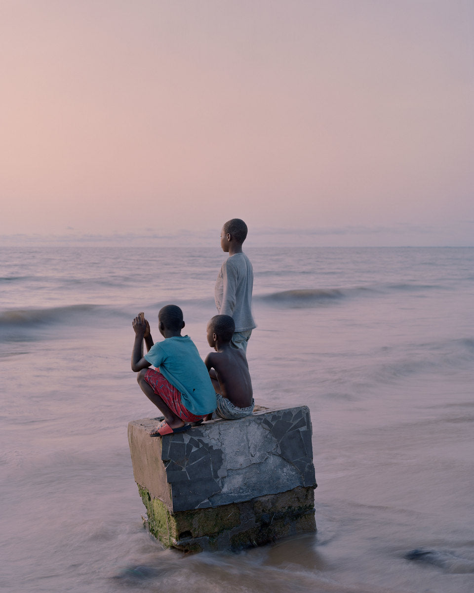 Children facing the ocean, Westpoint, Monrovia